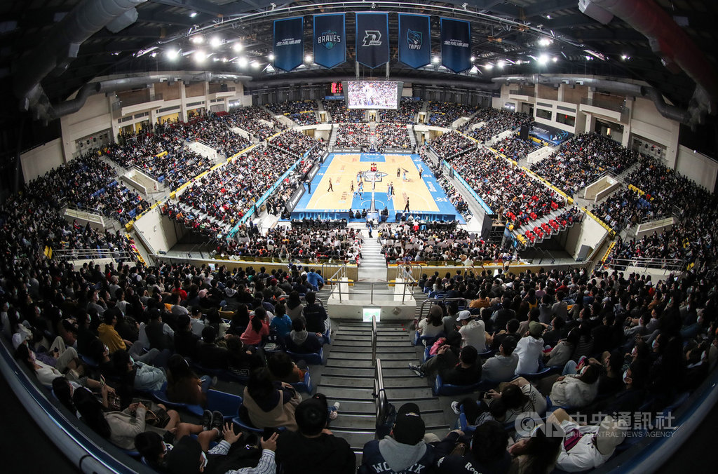 P. LEAGUE+聯盟(簡稱PLG)16日兩地開打,受疫情影響,下午領航猿主場迎戰攻城獅採閉門開打,傍晚台北富邦勇士在主場台北和平籃球館對上福爾摩沙台新夢想家則正常開放,票房完售,7000人次進場。中央社記者張新偉攝 110年1月16日