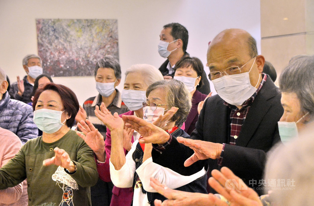 行政院長蘇貞昌(右2)16日拜訪新北市三芝區雙連安養中心,與長輩一起做手部運動操,祝福長輩新年快樂。中央社記者黃旭昇新北攝 110年1月16日