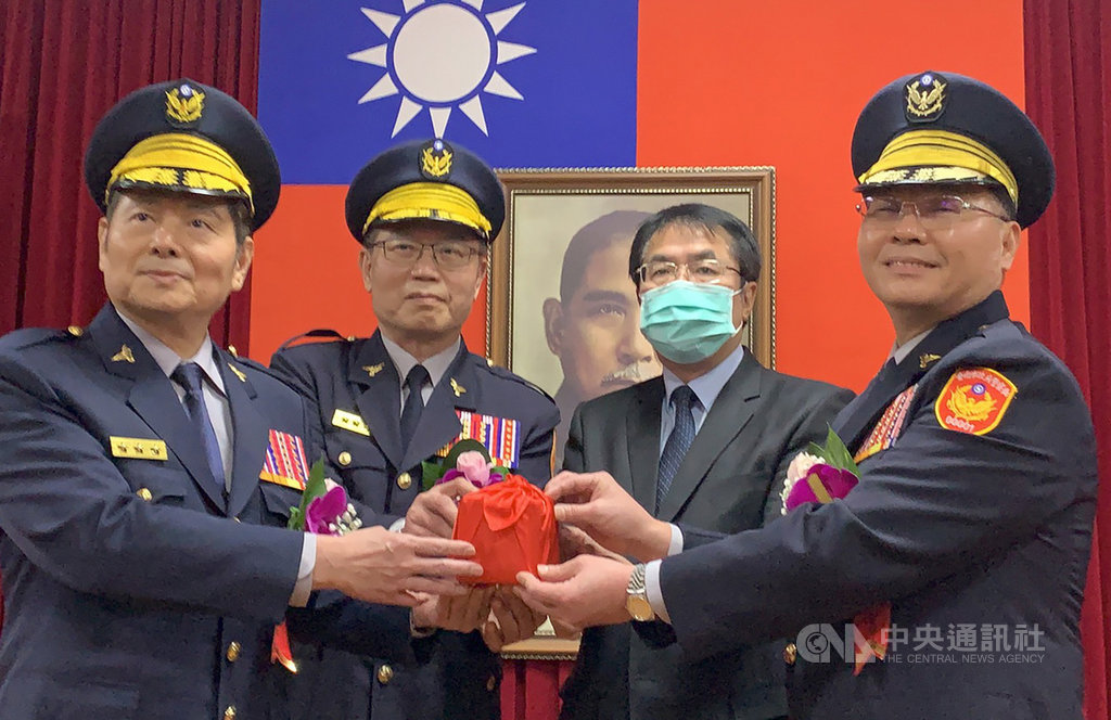 新任台南市警察局長方仰寧(右)16日在台南市長黃偉哲(右2)見證下完成交接,走馬上任。方仰寧表示,除惡務盡是警察應有作為,絕不能只做點和線,必須做到全面掌控,讓市民安居樂業。中央社記者張榮祥台南攝 110年1月16日