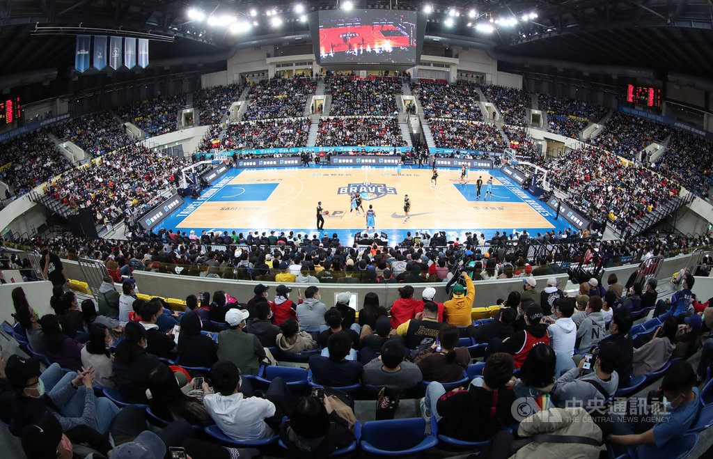 P. LEAGUE+聯盟台北富邦勇士隊16日晚間在主場迎戰福爾摩沙台新夢想家隊,票房完售,計有7000人次進場為球隊與選手加油打氣。中央社記者張新偉攝 110年1月16日