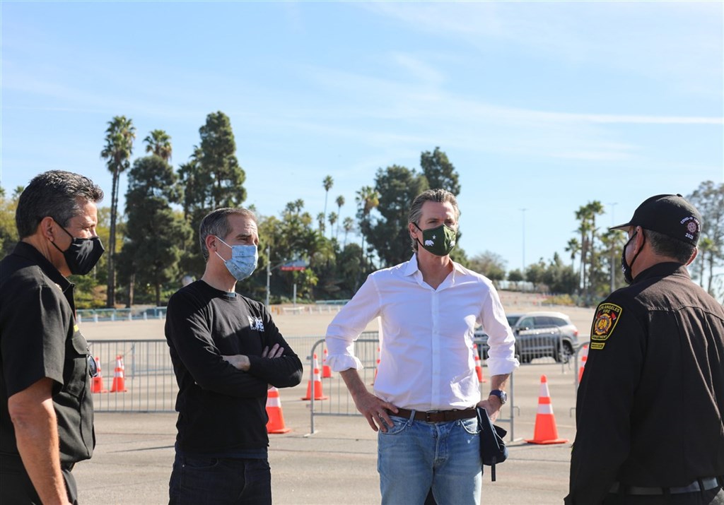 加州州長紐松(Gavin Newsom)(右2)、洛杉磯市長賈西迪(Eric Garcetti)(右3)15日視察道奇球場的疫苗注射中心。(市長辦公室提供)中央社記者林宏翰洛杉磯傳真 110年1月16日