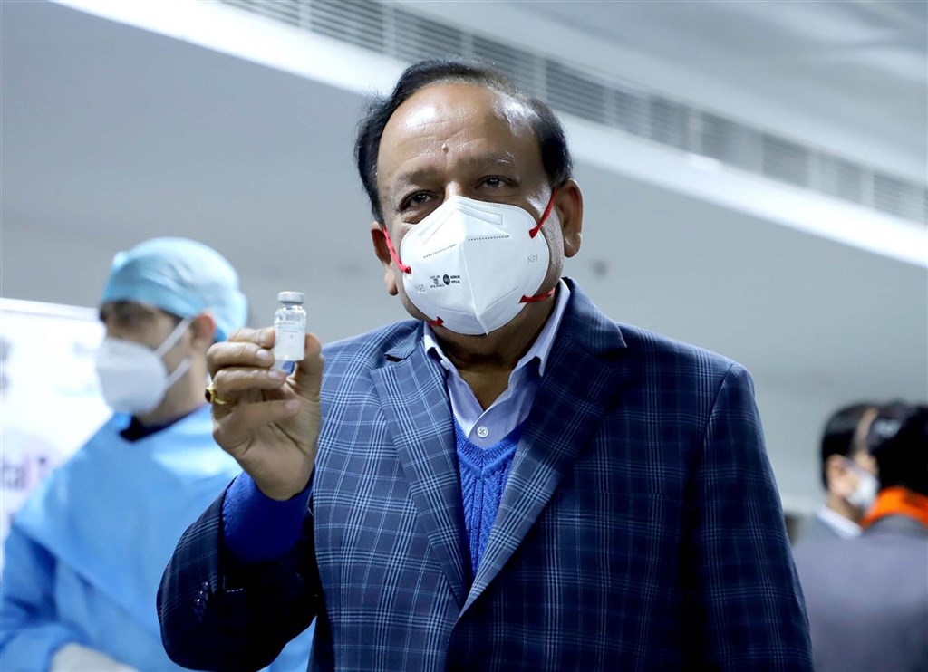 印度衛生與家庭福利部長瓦德漢(Harsh Vardhan)16日在當地首日展開疫苗接種計畫時向外界展示疫苗。(印度衛生與家庭福利部提供)中央社記者康世人新德里傳真 110年1月16日