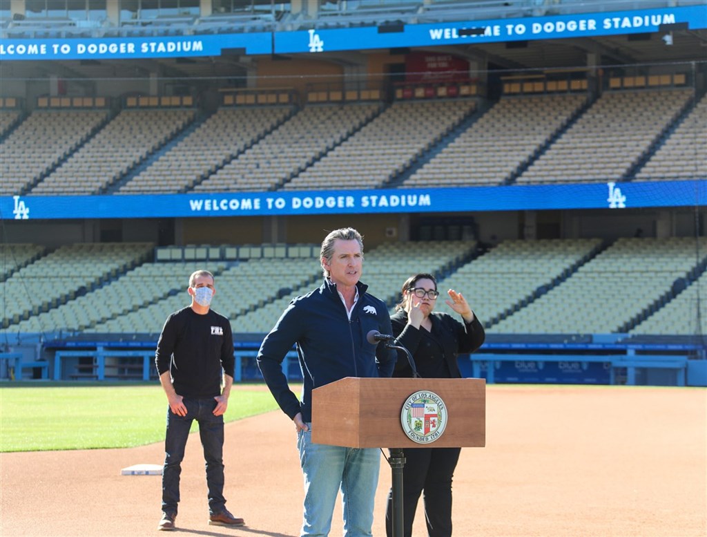加州州長紐松(Gavin Newsom)(前)、洛杉磯市長賈西迪(Eric Garcetti)(後)15日在道奇球場二壘後方宣布,啟用大型疫苗中心。(市長辦公室提供)中央社記者林宏翰洛杉磯傳真 110年1月16日