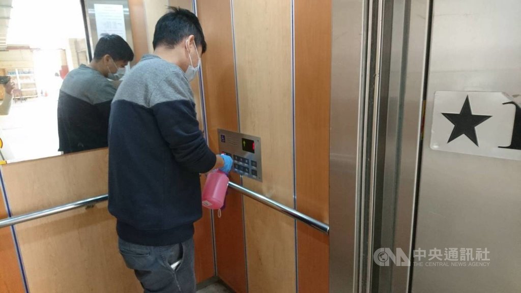 台中市大甲高中29名師生上週到台南戶外教學,15人返家後陸續出現上吐下瀉症狀,學校立刻進行全面消毒。(台中市教育局提供)中央社記者趙麗妍傳真 110年1月16日