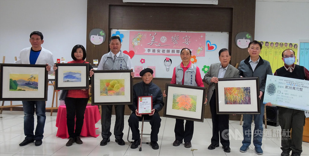 高齡90歲的屏東畫家李進安(左4)日前捐出30幅畫給屏東家扶中心,義賣所得捐助家扶,他7年來已捐出超過百幅畫作,期待透過畫作溫暖藝文愛好者的心,也能幫助經濟弱勢的家扶兒少。(屏東家扶中心提供)中央社記者郭芷瑄傳真 110年1月16日