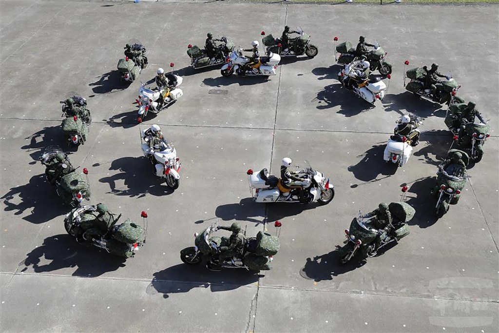 憲兵指揮部16日舉行89週年部慶,包含「戰力展示」項目,騎重型機車的憲兵快速反應連官兵展示「勇往直前」、「雙十交錯」、「順逆定圓」及「大雁隊形」等花式隊形。(軍聞社提供)中央社記者陳韻聿傳真 110年1月16日
