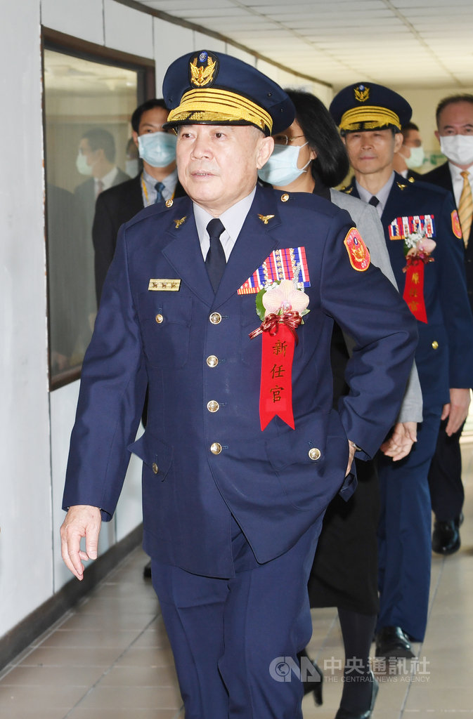 刑事局16日上午舉行卸、新任局長布達交接典禮,由警政署副署長黃嘉祿(前)接任刑事局長。中央社記者施宗暉攝 110年1月16日