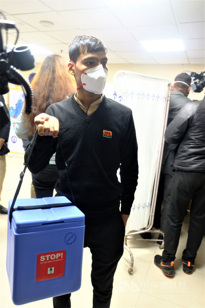新德里洛克拿亞克醫院16日與印度其他省市同步展開武漢肺炎疫苗接種工作。圖為工作人員運送裝在冷凍箱中的疫苗到接種室。中央社記者康世人新德里攝 110年1月16日