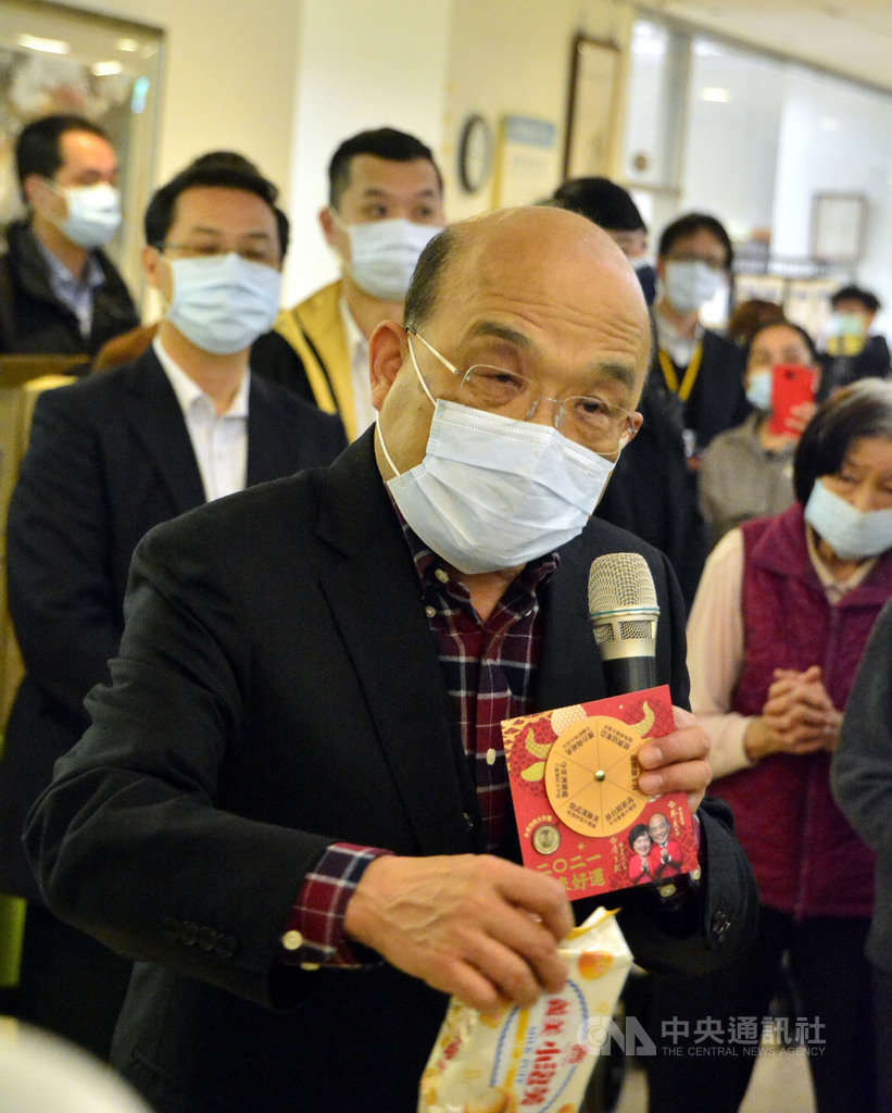 行政院長蘇貞昌(前)16日拜訪新北市三芝區雙連安養中心,致贈「一元復始」紅包與泡芙給長輩。中央社記者黃旭昇新北攝 110年1月16日