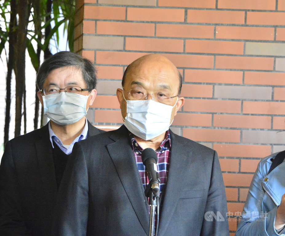 行政院長蘇貞昌(前)16日表示,農委會「臺灣豬」標章是申請後獲得的榮譽,農委會求好讓商品與商家更被看見,若作法不夠嚴謹,應該好好檢討、加速改進。中央社記者黃旭昇新北攝 110年1月16日