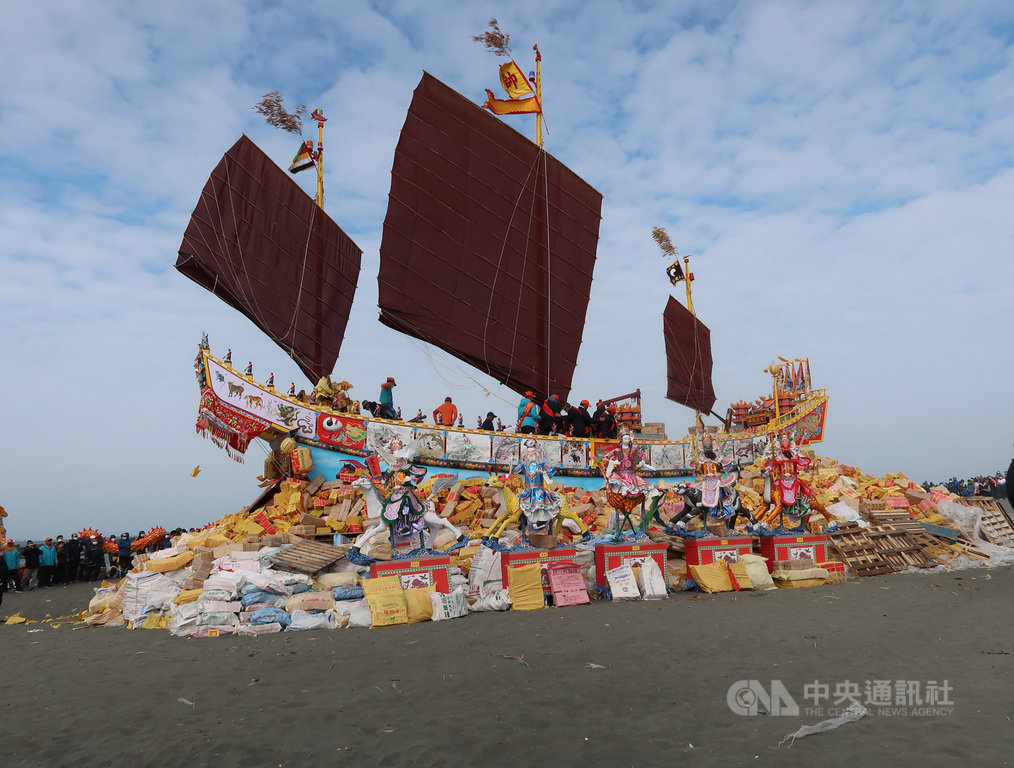 高雄市茄萣白砂崙萬福宮五朝王醮歷經半年建造王船及祈福活動,17日在海邊舉行「送王」(燒王船),不管是金箔或禮品的堆疊,祈福儀禮都有考究,循古禮科儀進行。中央社記者王淑芬攝 110年1月17日
