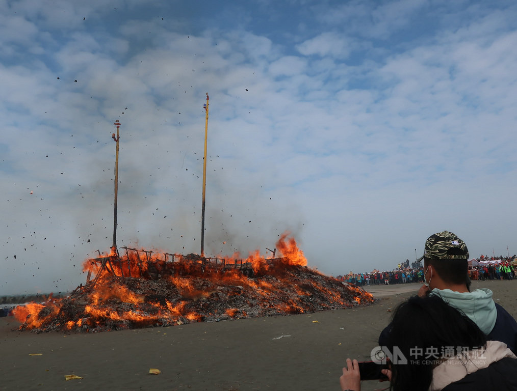 燒王船是高雄市茄萣白砂崙萬福宮傳統祈福的方式,17 日上午王船點燃後,在風勢的助長下很快引燃火勢,熊熊烈焰升空,象徵茄萣人及萬福宮順利送王,祈福除瘟,四境平安。中央社記者王淑芬攝 110年1月17日