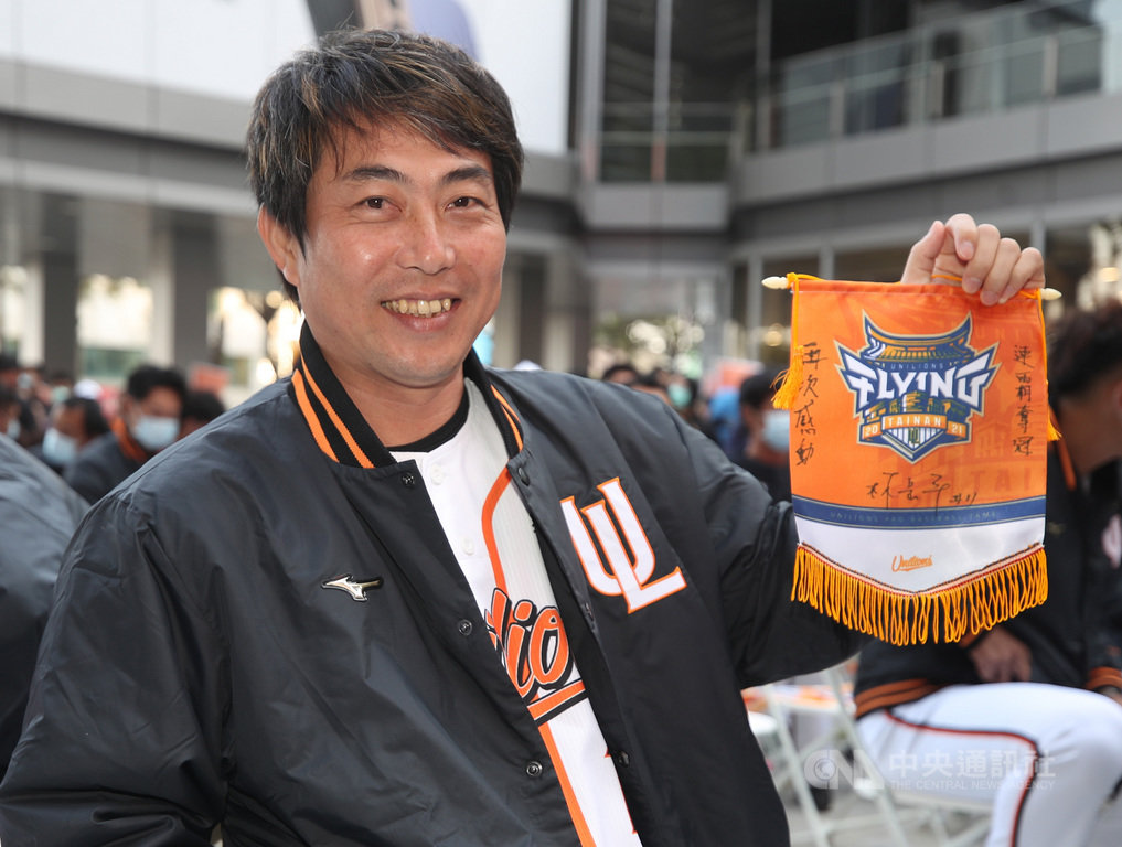 中職統一獅隊17日舉行開訓典禮,總教練「餅總」林岳平喊話要「再次感動、連霸奪冠」,也希望突破自己,達成帶隊5成勝率。中央社記者張新偉攝 110年1月17日