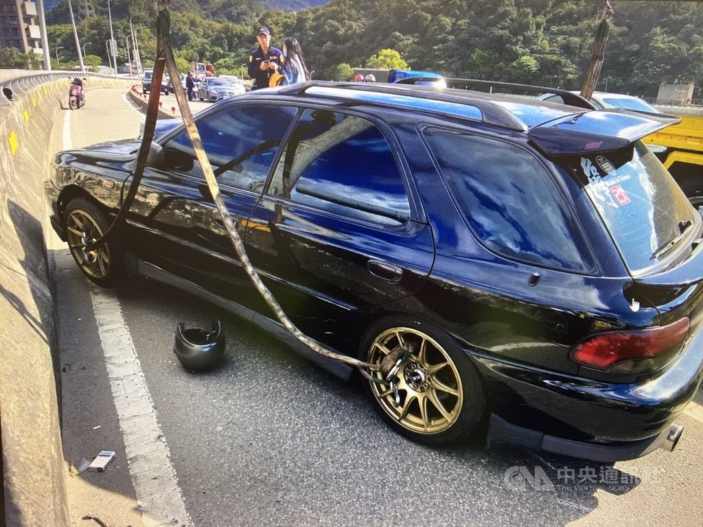 因妨害自由案遭通緝的蔡姓男子,16日在台北市被警方攔檢盤查時,逃逸並逆向闖入新北北山大橋機車道,撞擊8輛機車(圖)。蔡男晚間在板橋落網。(翻攝畫面)中央社記者黃旭昇新北傳真 110年1月16日