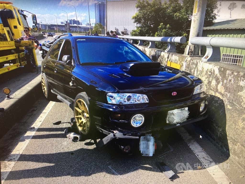 因妨害自由案遭通緝的蔡姓男子,16日在台北市被警方攔檢盤查時,逃逸並逆向闖入新北北山大橋機車道,撞擊8輛機車(圖)。蔡男晚間在板橋落網。(翻攝畫面)中央社記者黃旭昇新北傳真 110年1月16日