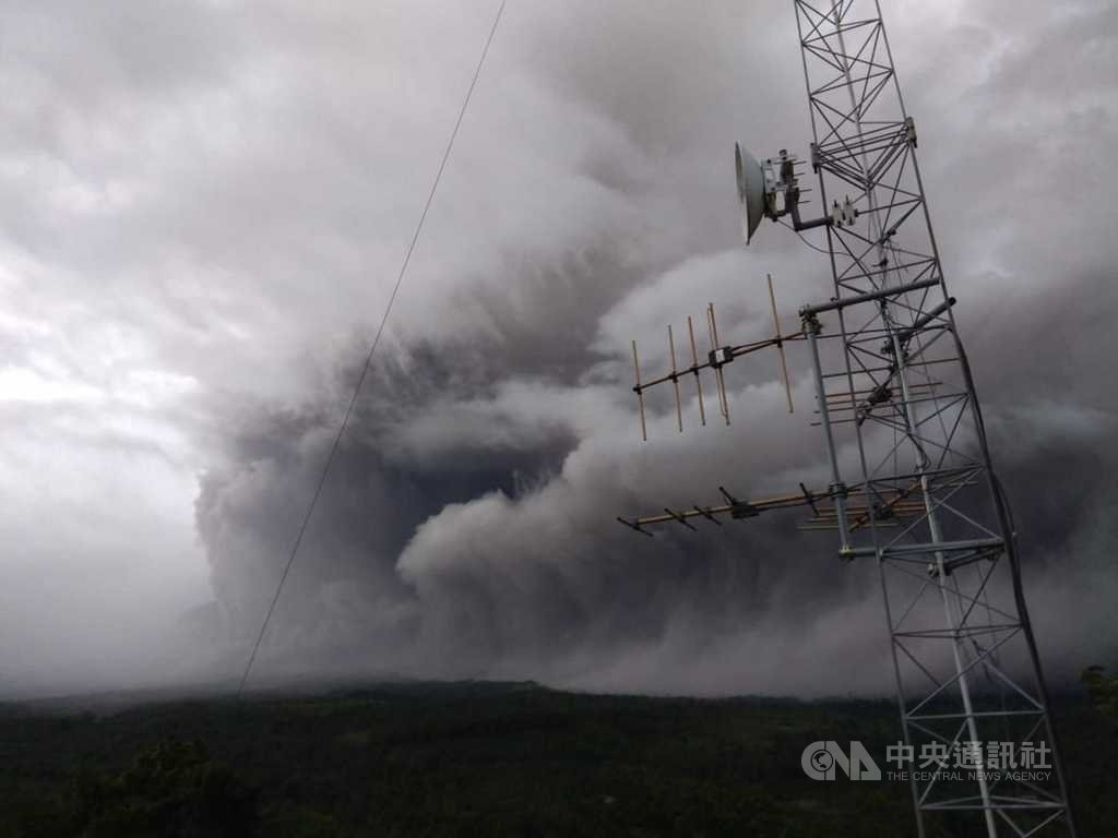 印尼有多座火山進入活躍期。東爪哇省的塞梅魯火山16日爆發。(印尼國家災害應變總署提供)中央社記者石秀娟雅加達傳真 110年1月17日