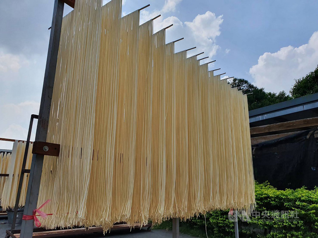 劉銘晏、余玫芬夫妻捨棄都市生活,到屏東潮州鎮鄉下跟阿婆學製麵,用心保留傳統日曬麵線及麵的製作工法,並經營粉絲頁將曬麵、製麵的日常跟消費者分享。中央社記者郭芷瑄攝 110年1月17日