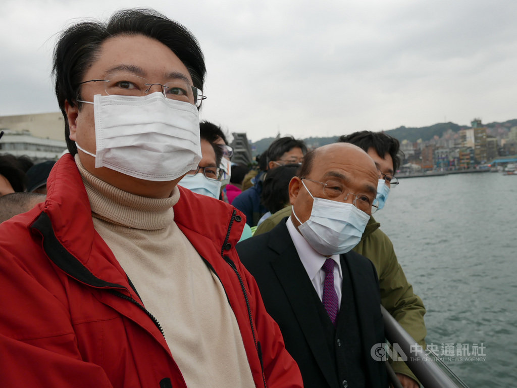 行政院長蘇貞昌(前右)17日視察基隆港重大工程,讚賞基隆市長林右昌(左)對基隆港有完整的擘劃並逐項實現,從各方面建設讓基隆改頭換面。中央社記者王朝鈺攝 110年1月17日