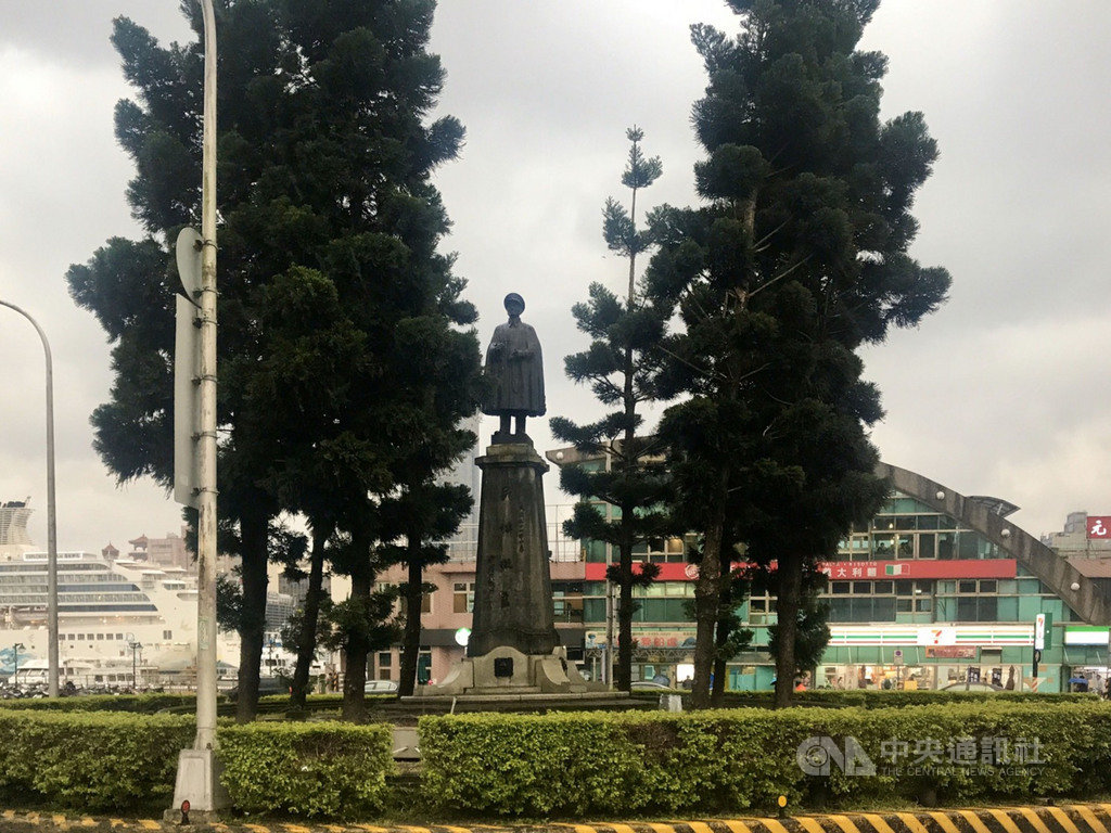 基隆國門廣場預計農曆年後動工,包括火車站前圓環和天橋都將拆除,至於圓環內蔣中正銅像(圖)落腳何處,市府發言人沈詠珮17日表示,正與桃園市政府觀光旅遊局研商,移往慈湖紀念雕塑公園相關事宜。中央社記者王朝鈺攝 110年1月17日