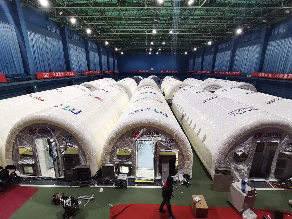 中國河北省正值疫情嚴峻之際,卻爆出14日有一縣的病毒核酸檢測結果遭謊報全為陰性,17日才確認有2例確診和1名無症狀感染者。圖為石家莊為檢測病毒臨時搭建的「火眼」實驗室。(中新社)