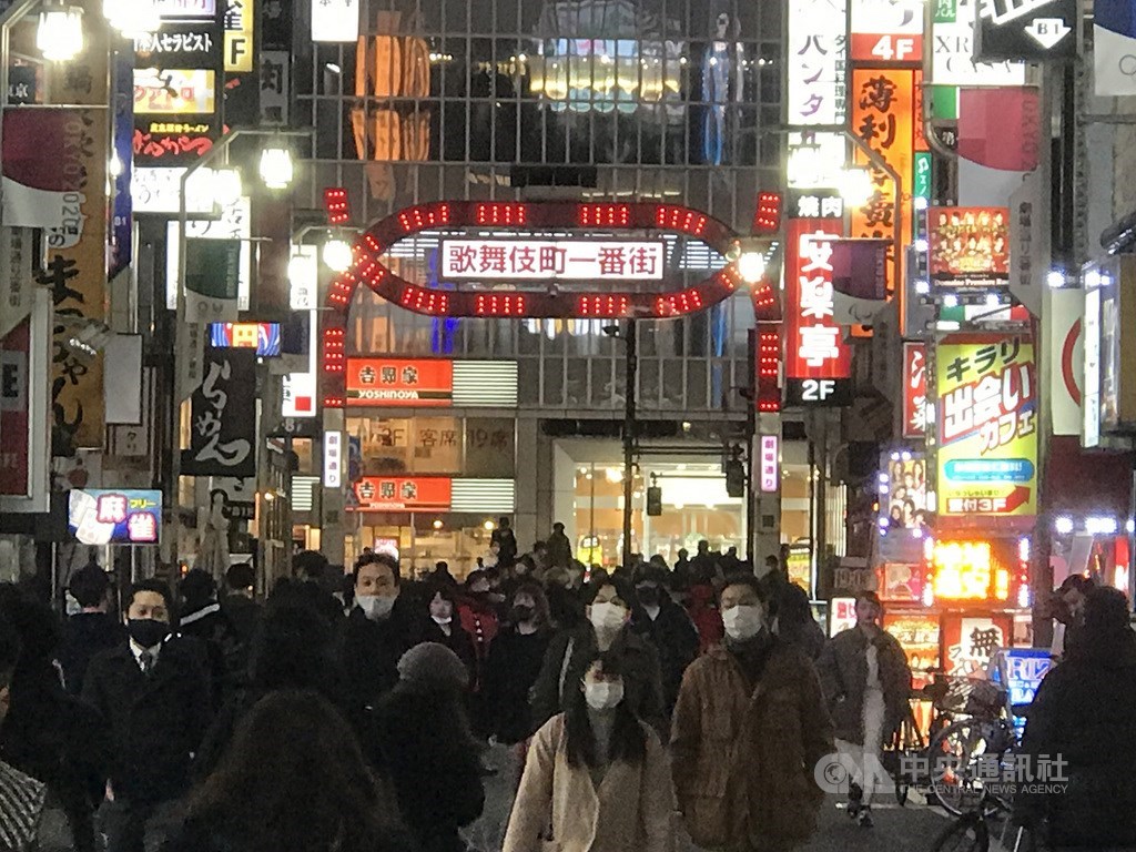 日本武漢肺炎疫情延燒,東京都17日新增1592例確診病例,再創週日新高紀錄。圖為新宿歌舞伎町鬧區。中央社記者楊明珠東京攝 110年1月16日