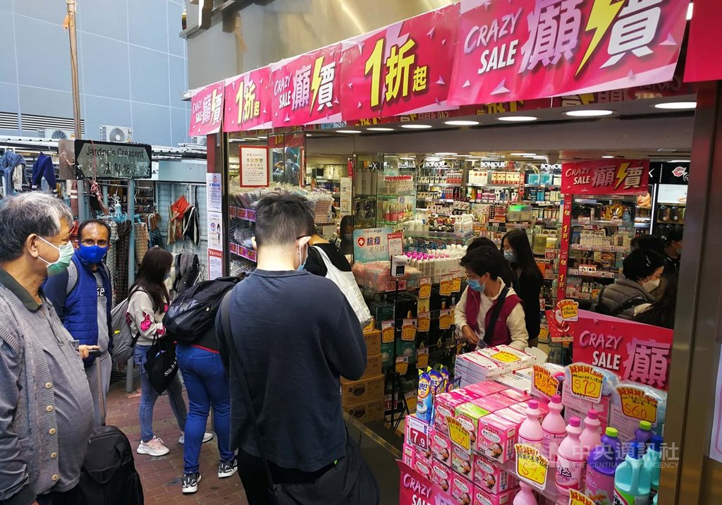 香港17日再添2019冠狀病毒疾病確診病例55例。港府財政司司長陳茂波預告,由於第四波疫情反覆,2020年第4季失業率將創16年以來新高。圖為打出1折起拍賣的商鋪。(中通社提供)中央社 110年1月17日