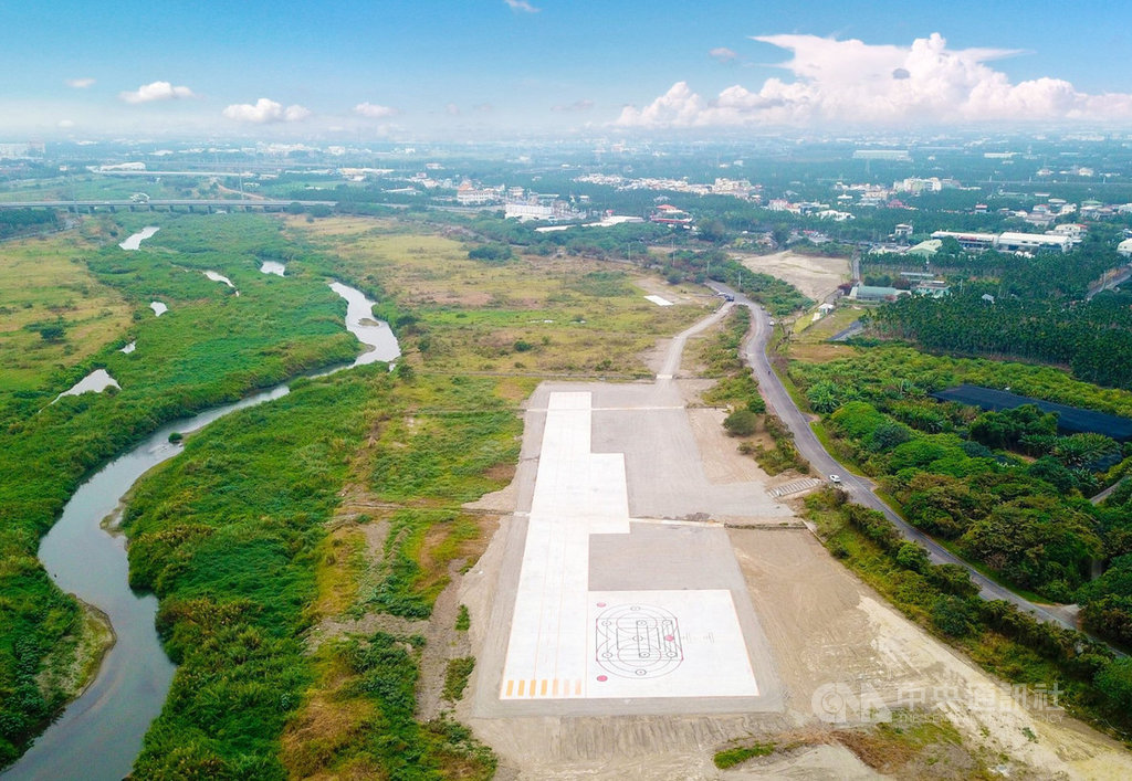 屏東縣竹田公有遙控無人機考場兼飛行場17日啟用,場地鄰近快速道路,可遠眺北大武山、臨東港溪,飛友大讚是國內無人機專業證照考訓的絕佳選擇。(屏東縣政府提供)中央社記者郭芷瑄傳真 110年1月17日