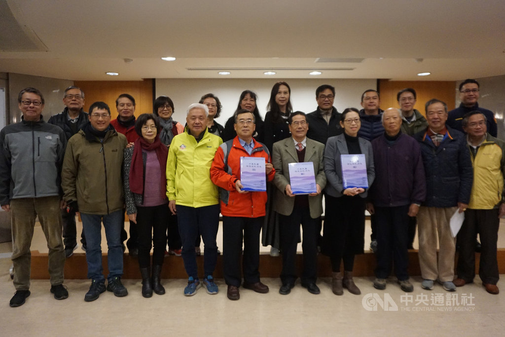 行政院金馬聯合服務中心17日發表「中華民國福建省政府志」,執行長翁明志(前右5起)、金門縣政府秘書長陳朝金等人出席,前福建省府員工多人同來重溫省府歲月。中央社記者黃慧敏攝 110年1月17日