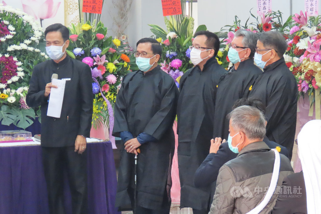 前總統陳水扁(左2)的母親陳李慎辭世,家屬17日在台南柳營祿園殯葬園區舉辦簡單家祭,陳水扁的兒子高雄市議員陳致中(左3)表示,遵照阿嬤的遺願不辦公祭,也不設靈堂公開,有接待不周之處,感謝大家的體諒與包容。中央社記者楊思瑞攝 110年1月17日