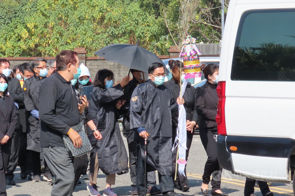 前總統陳水扁(前右2)的母親陳李慎辭世,家屬17日在台南柳營祿園殯葬園區舉辦家祭,儀式結束後家屬將遺體送往火化場。中央社記者楊思瑞攝 110年1月17日