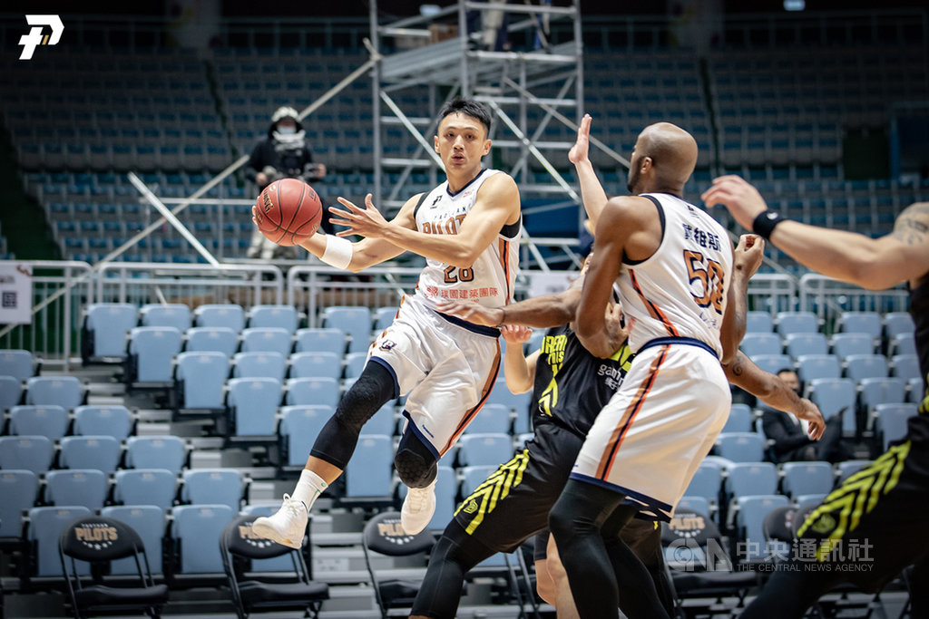 台灣職業籃球聯盟P. LEAGUE+(簡稱PLG)桃園領航猿17日迎戰台新夢想家,施晉堯(左)全場進帳23分,領航猿最終以90比86險勝,收下3連勝。(P. LEAGUE+ 聯盟提供)中央社記者黃巧雯傳真 110年1月17日