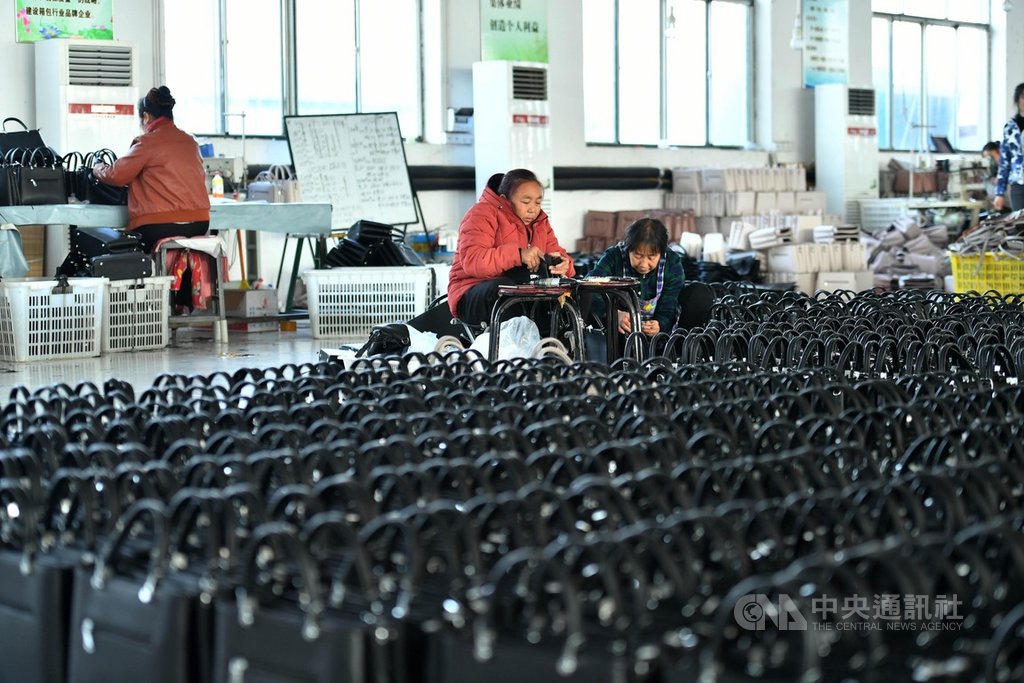 16日出爐的一份調查報告指出,中國去年爆發2019冠狀病毒疾病疫情迄今,對廣大的中高齡基層勞工衝擊較大,超過3成的縣域勞工在疫情爆發後收入減少。圖為河北阜平縣的一間扶貧工廠。(中新社提供)中央社 110年1月17日
