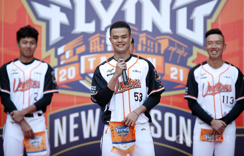 中職統一獅隊17日在台南南紡購物中心舉行開訓典禮,去年季中選秀選入球員何恆佑(前中)不見生澀感,在典禮上開玩笑說,「心願是希望一覺起床,頭髮可以變直」,逗樂滿場球迷,而他實際上寫下的心願是「突破自我、身體健康、上一軍」。中央社記者張新偉攝 110年1月17日