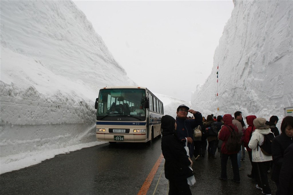 立山黑部「開山」大雪谷會挖出2線道空間,分別讓巴士及行人通行。今年新設僅有單線道區間,遊客可乘坐巴士,從車窗感受貼近雪壁。(中央社記者檔案照片)