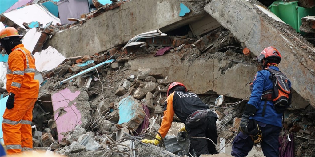 印尼蘇拉威西島15日規模6.2的強震至17日已造成77人死亡,數千人無家可歸。(圖取自facebook.com/InfoBencanaBNPB)