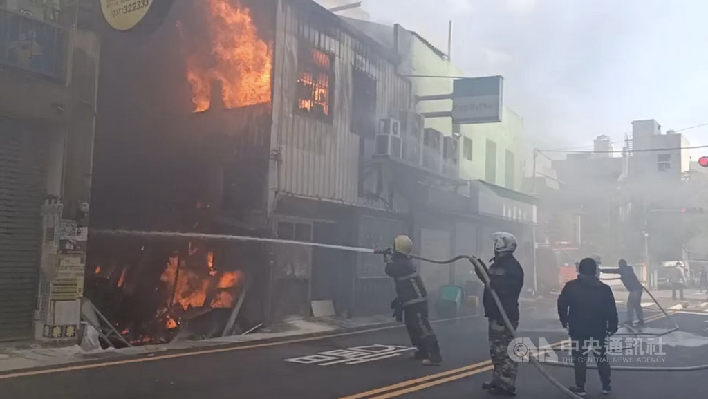 苗栗市中山路旁一間由鐵皮搭建而成的廣告社17日發生火警,濃煙竄進隔壁超商,顧客和員工紛紛走避,但2樓有1名婦人受困,所幸熱心退休消防員協助架梯即時脫困。(民眾提供)中央社記者魯鋼駿傳真 110年1月17日