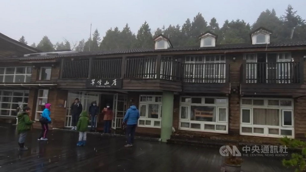 強烈大陸冷氣團來襲,海拔約1900公尺高的太平山國家森林遊樂區內的翠峰山屋,17日上午8時25分下起冰霰夾雜雪花,但僅短暫維持15分鐘。(林務局羅東林區管理處提供)中央社記者王朝鈺傳真 110年1月17日