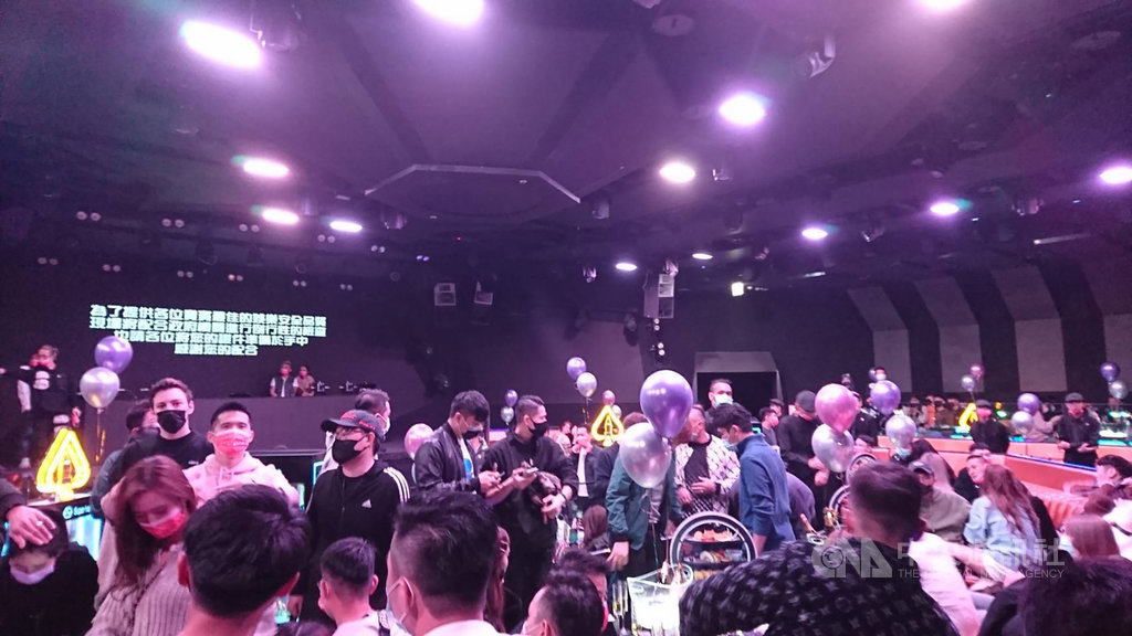 台中市一家夜店近日疑安排羊駝入場,台中市警察局第四分局16日晚間會同市府經發局、消防局、動保處等6個單位,前往夜店進行各項檢查。(民眾提供)中央社記者蘇木春傳真 110年1月17日