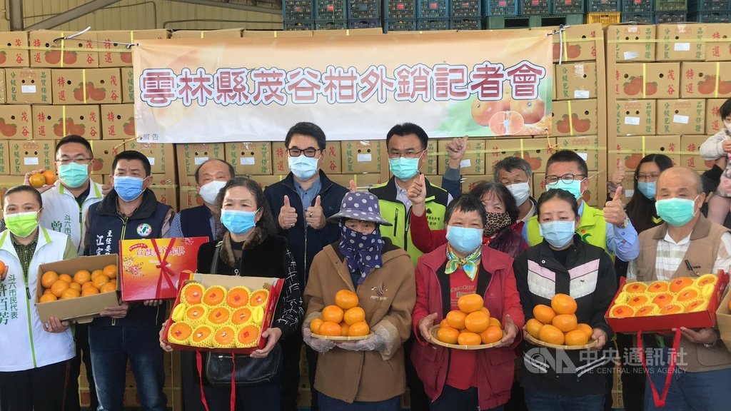 農委會17日在雲林縣舉辦茂谷柑外銷記者會,農委會主委陳吉仲(左8)指出,受武漢肺炎疫情影響,海運運費大幅調升,增加水果外銷成本,農委會將補助部分運費。中央社記者姜宜菁攝 110年1月17日