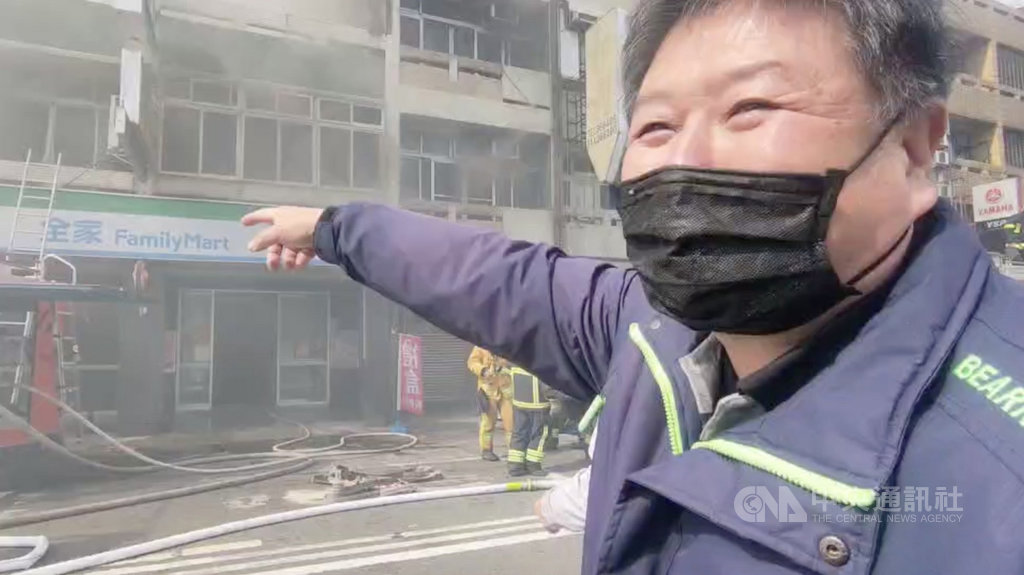 苗栗市中山路旁一間廣告社17日發生火警,2樓有1名婦人受困,熱心退休消防員劉彥安協助架梯,幫助婦人即時脫困,所幸無人傷亡。(民眾提供)中央社記者魯鋼駿傳真 110年1月17日