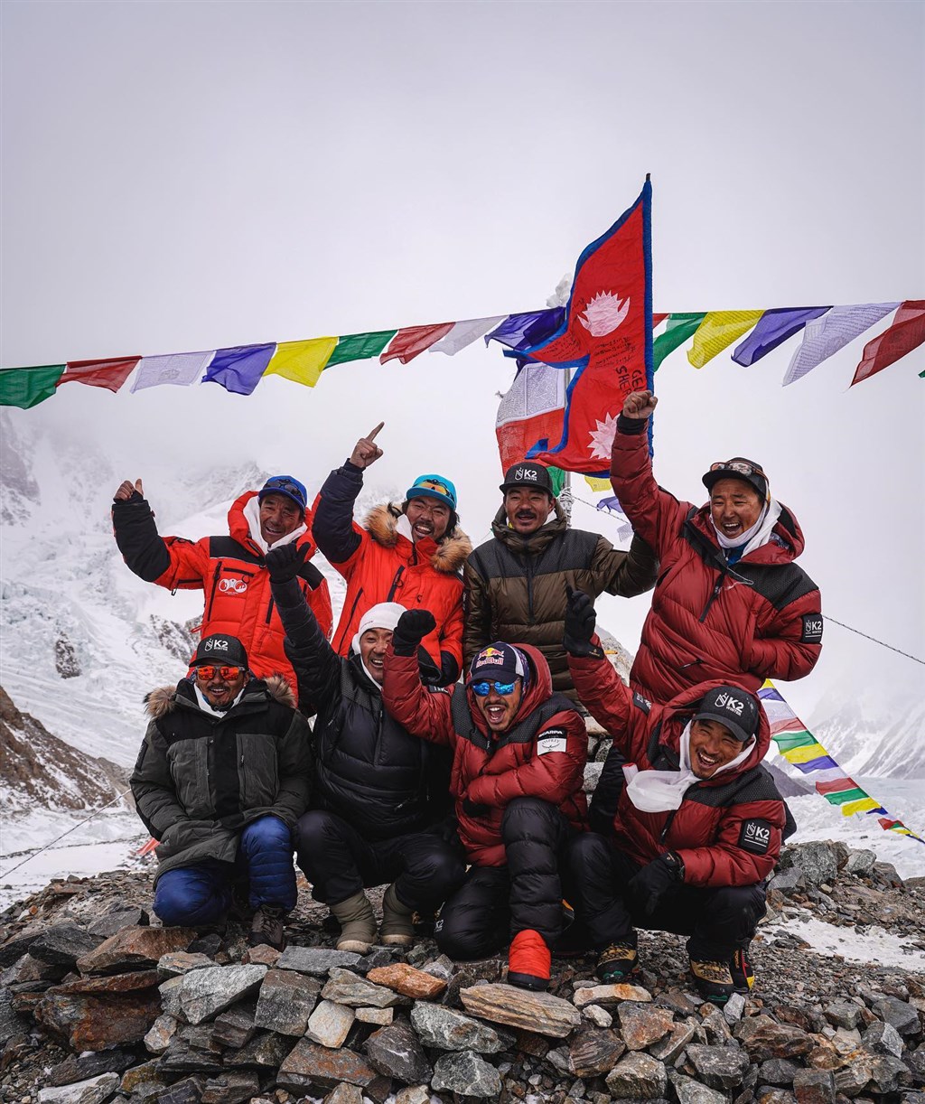 海拔8611公尺、世界第2高的喬戈里峰(K2)原是全球8000公尺以上高山中,唯一一座人類不曾在冬天征服的山峰。這項紀錄在當地時間16日下午5時終於被打破。(圖取自facebook.com/NimsPurja)