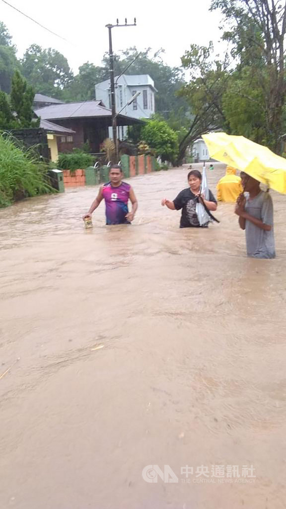 印尼進入雨季高峰,繼西爪哇省、南加里曼丹省因豪雨成災後,北蘇拉威西省16日也爆發洪災。(印尼國家災害應變總署提供)中央社記者石秀娟雅加達傳真 110年1月17日