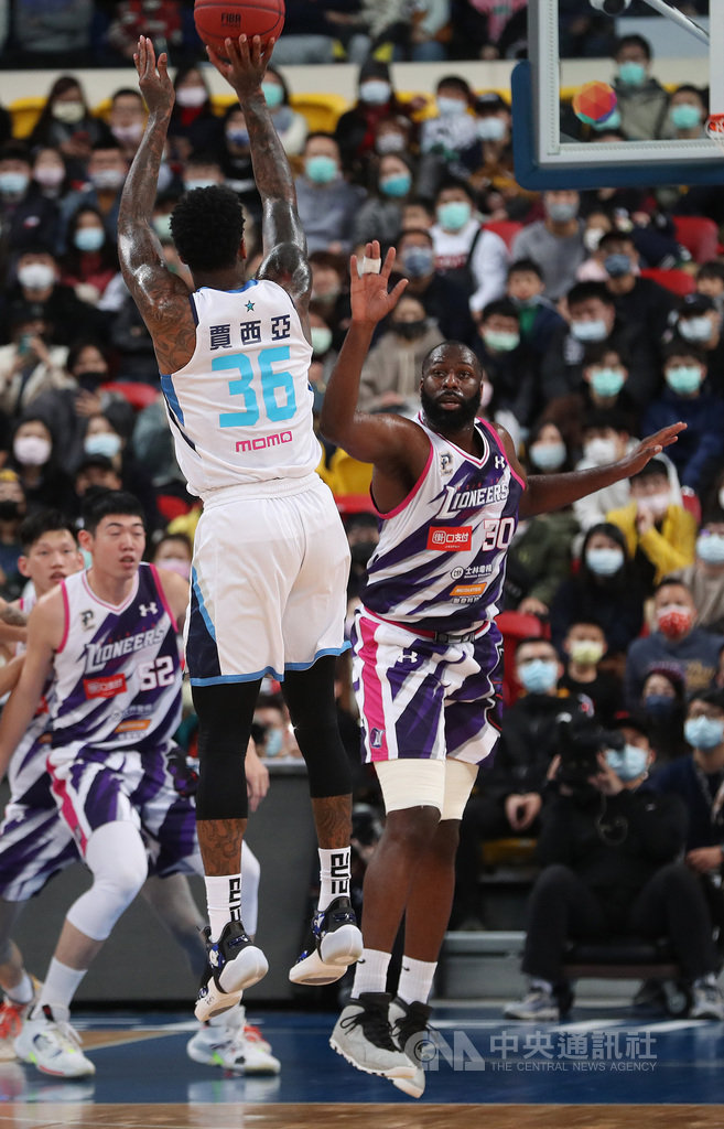台灣職業籃球聯盟P. LEAGUE+(簡稱PLG)17日在台北和平籃球館的賽事,由台北富邦勇士隊交手新竹街口攻城獅隊,攻城獅洋將雷特(Julian Wright)(右)貢獻19分、13籃板、10助攻,助隊以111比102擊敗富邦勇士。中央社記者張皓安攝 110年1月17日