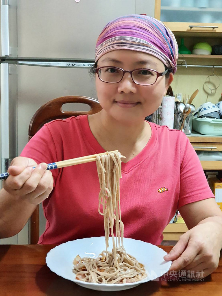 劉銘晏、余玫芬(圖)夫妻捨棄都市生活,到屏東潮州鎮鄉下跟阿婆學習傳統日曬麵線及麵的製作工法,最近嚐試結合屏東在地農產可可開發麵條,並在粉絲頁分享「微醺可可麵條及料理」為可可麵暖身。中央社記者郭芷瑄攝 110年1月17日