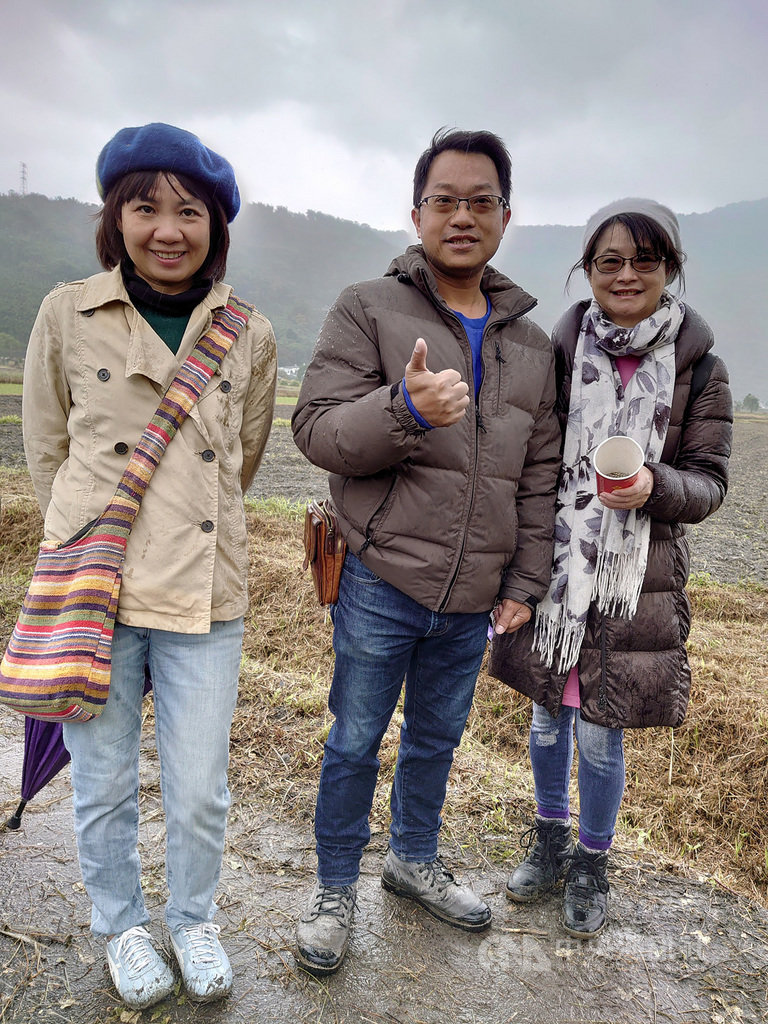 花蓮瑞穗鄉青年黃群棠(中)發起「預約瑞穗百年花海」計畫,盼營造花景吸引更多國旅遊客到訪,而家鄉民眾因為照料花景可以勞動身體,待花朵盛開讓心情變好,一舉數得。(民眾提供)中央社記者李先鳳傳真 110年1月17日