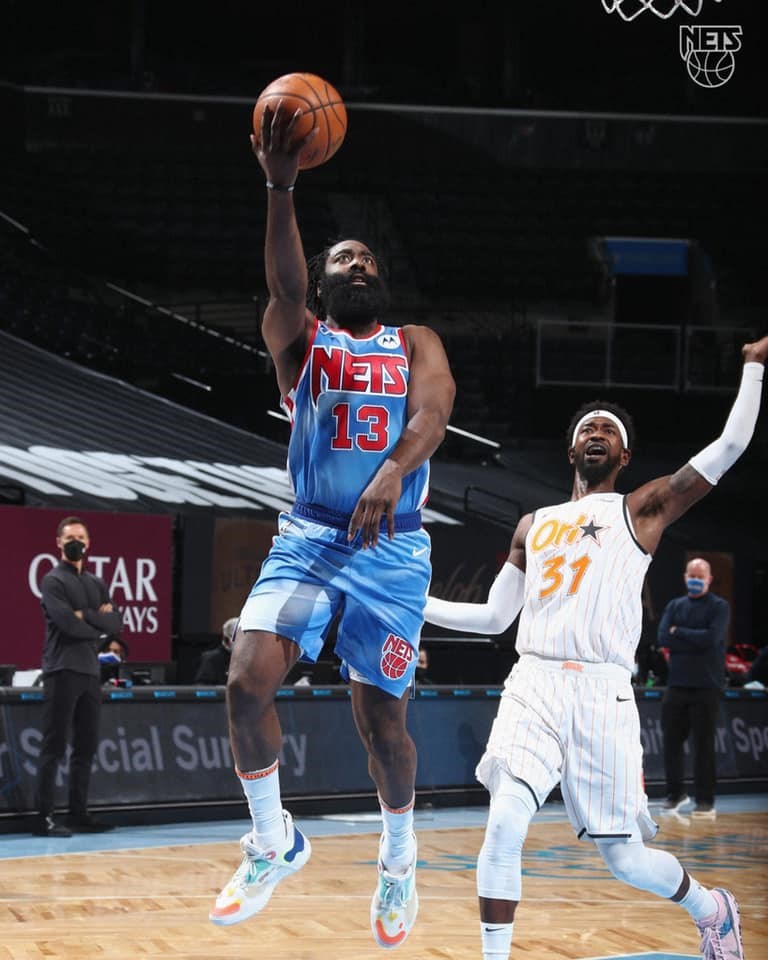 NBA「大鬍子」哈登(中)被交易到布魯克林籃網後,16日首度登場就有32分、12籃板14助攻的大三元表現,助新東家以122比115擊退奧蘭多魔術。(圖取自facebook.com/BrooklynNets)