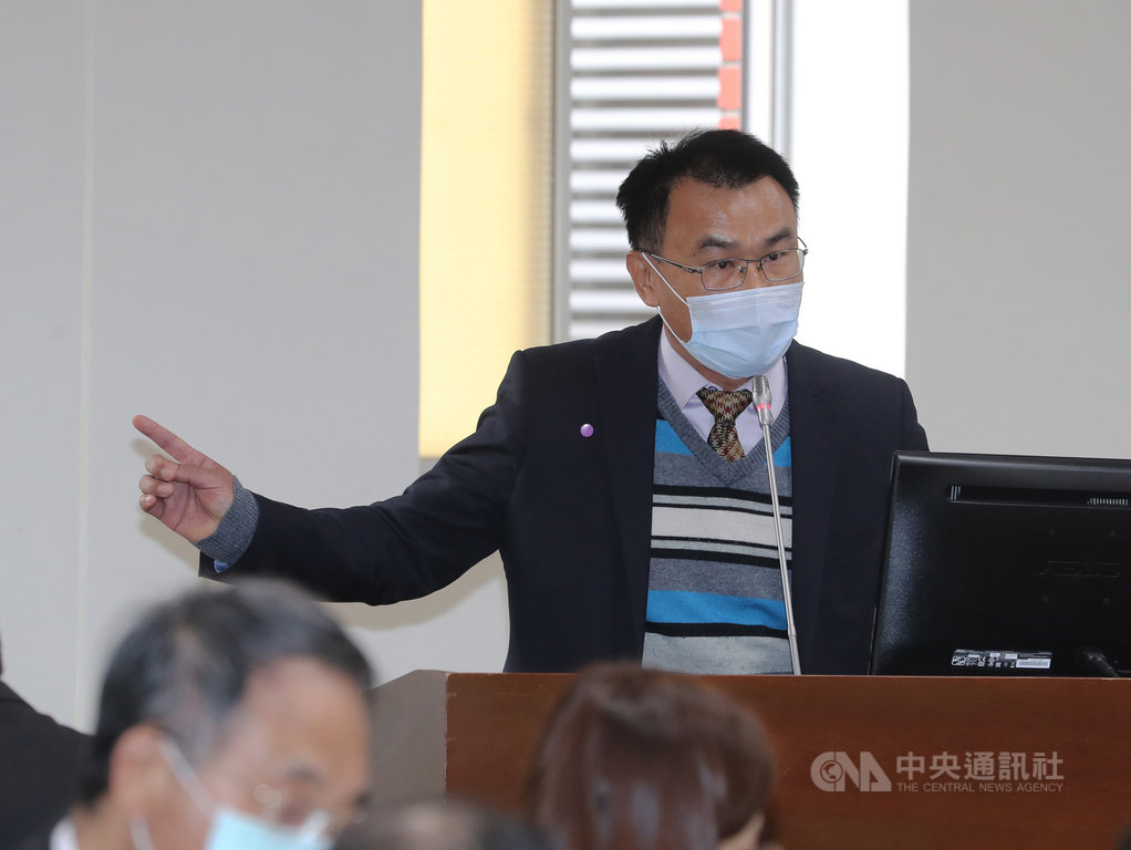 雲林縣長張麗善在媒體專訪中質疑農委會淪為民進黨立委輔選工具,許多農業政策直接跳過縣府。農委會主委陳吉仲(圖)18日表示,農業補助不分藍綠且不受政治影響,只要是對農民有需要、有幫助,農委會都會全力協助縣市政府。中央社記者張皓安攝 110年1月18日