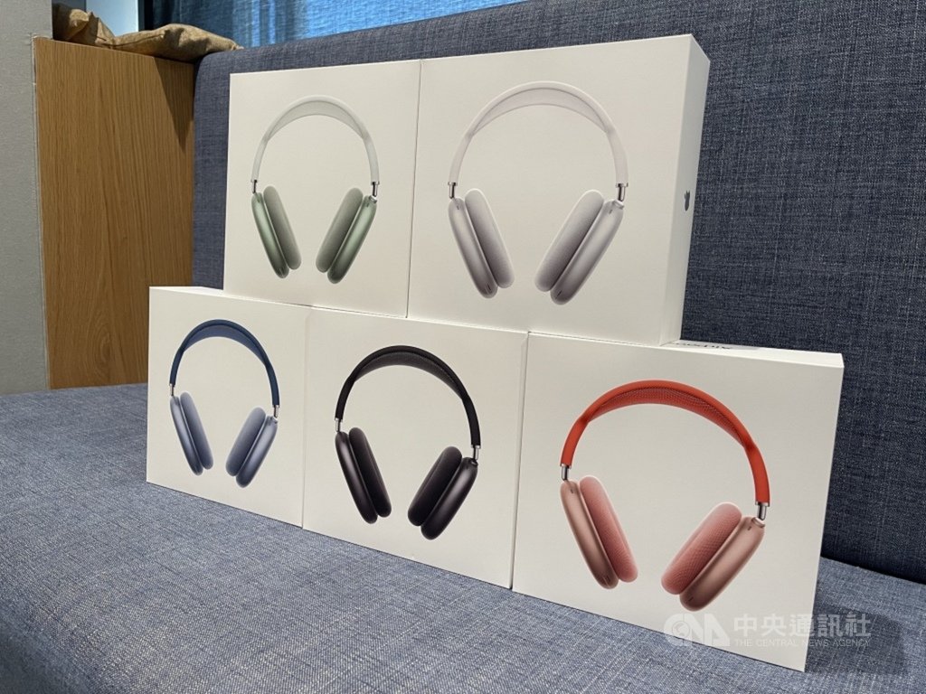 蘋果耳罩式無線耳機AirPods Max已在台灣官網開賣,提供5種顏色可選購。中央社記者吳家豪攝 110年1月18日