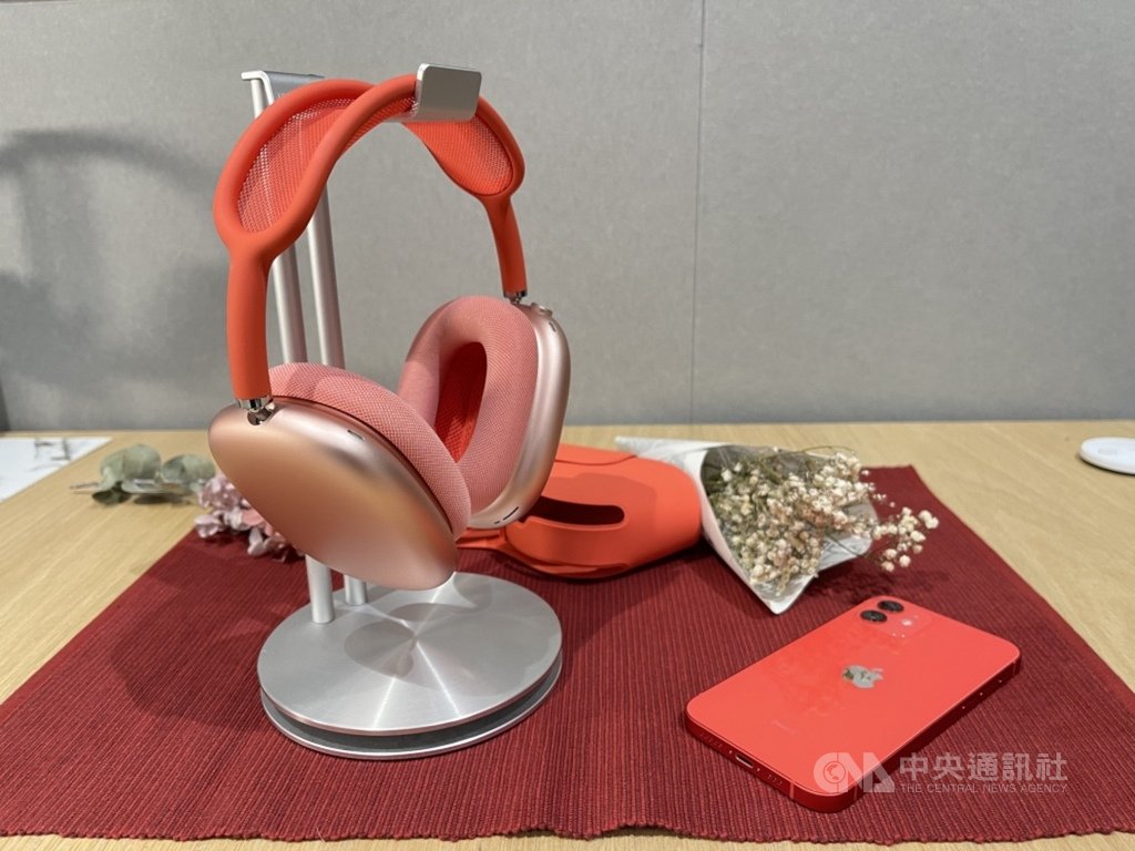 蘋果耳罩式無線耳機AirPods Max已在台灣官網開賣,若18日訂購,須等一個月以上才會到貨,需求相當強勁。中央社記者吳家豪攝 110年1月18日
