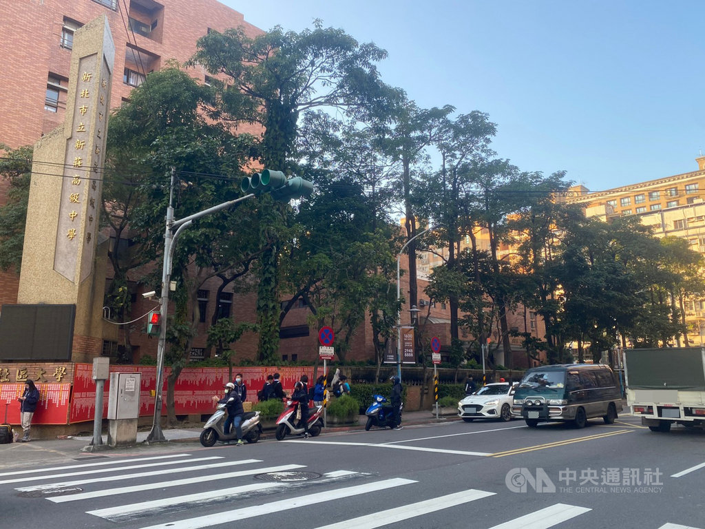 新北市交通局18日表示,大學學測舉行期間,將開放新北高工、板橋高中、新莊高中(圖)、新莊國中、三民高中、永平高中及錦和高中等考場周邊道路紅線及人行道臨時停車。(新北市交通局提供)中央社記者沈佩瑤傳真 110年1月18日